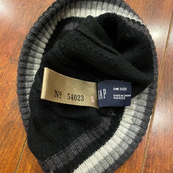 Gap Black Beanie - Picture 2 of 3